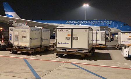 Se trata del segundo cargamento arribado de Pekín el viernes último de los 10 viajes previstos durante julio hasta llegar a las 8 millones de dosis, en el marco del contrato suscripto con el China National Pharmaceutical Group Corp por un total de 24 millones hasta septiembre próximo. Se trata del segundo cargamento arribado de Pekín el viernes último de los 10 viajes previstos durante julio hasta llegar a las 8 millones de dosis, en el marco del contrato suscripto con el China National Pharmaceutical Group Corp por un total de 24 millones hasta septiembre próximo.