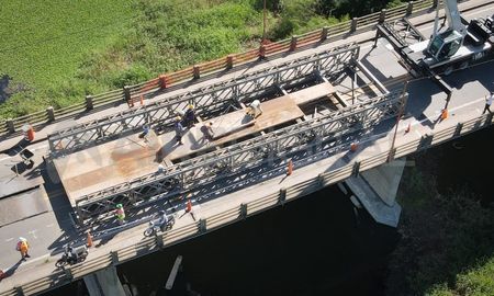 El ensamblaje del puente mecánico se realiza sobre la zona en donde se registró la grieta. El ensamblaje del puente mecánico se realiza sobre la zona en donde se registró la grieta.