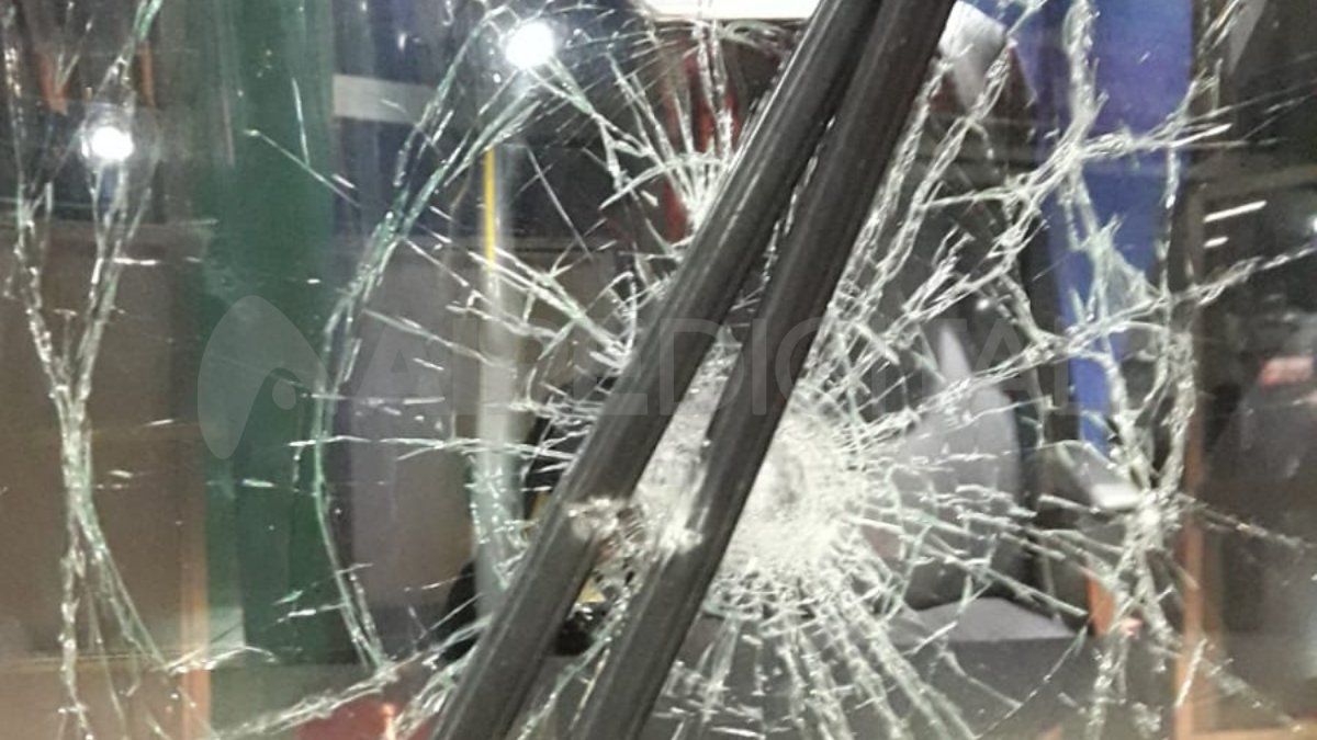 Colectivo apedreado en la avenida de Circunvalación Ex Mar Argentino