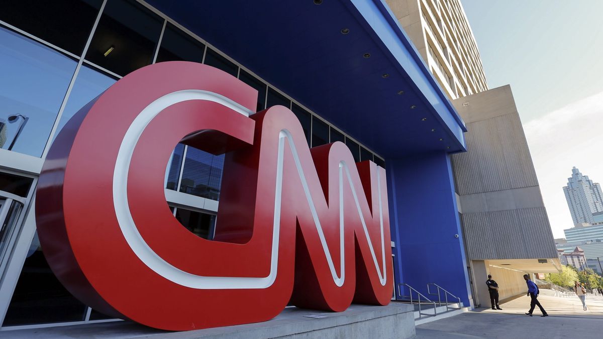 En CNN, las vacunas son obligatorias para cualquier persona que realiza reportajes, que trabaje junto a otros empleados o que ingrese a las oficinas.