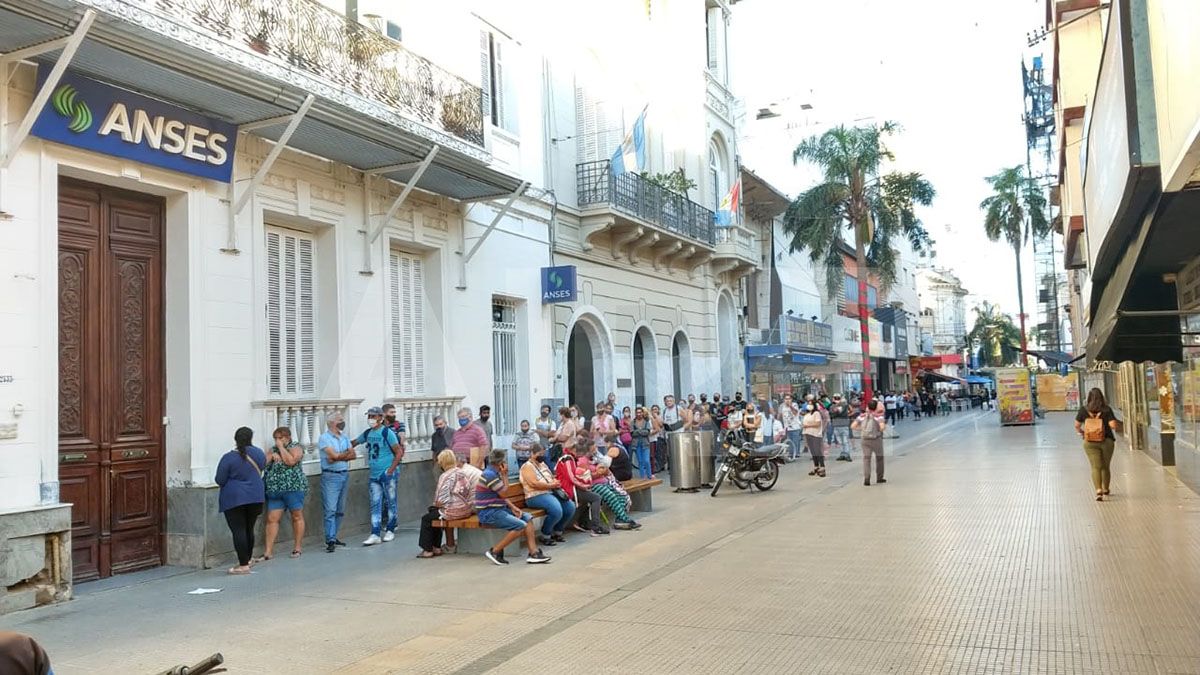 La falta de operatividad en Ansés se extiende en este 2021 y se registran largas colas de gente que no obtiene respuesta a su trámite.