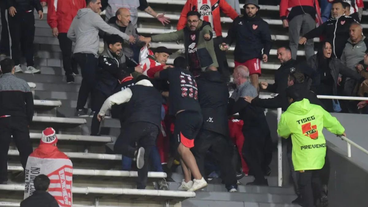 Volvieron los visitantes y los incidentes los protagonizaron los hinchas locales: ¿Qué pasó en Instituto-River?