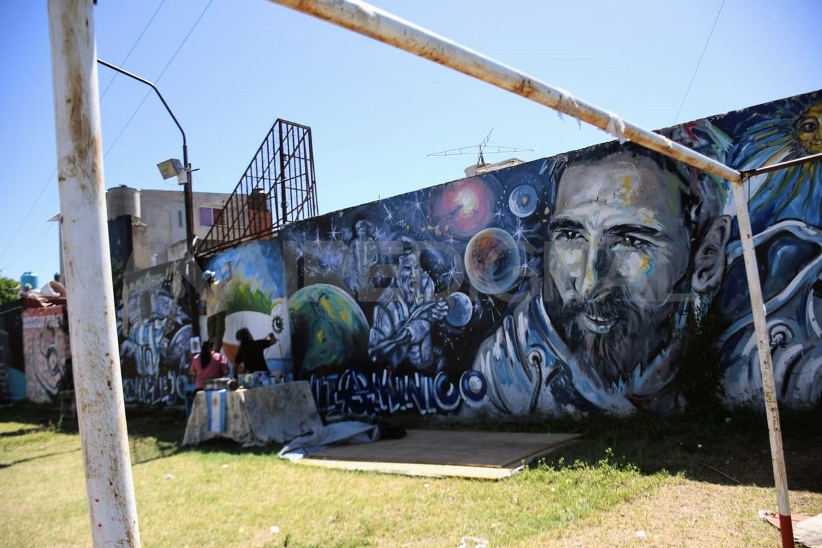 Como cada Mundial, se renuevan los murales de barrio La Bajada.