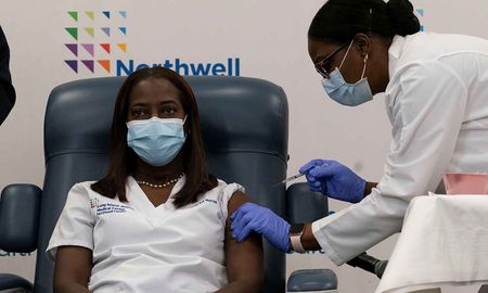 Sandra Lindsay recibió la dosis en un centro médico de Long Island. Sandra Lindsay recibió la dosis en un centro médico de Long Island.