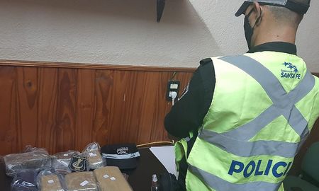 Detuvieron la marcha de un Chevrolet Sedan y debajo de un asiento trasero encontraron los 2,5 kg de marihuana Detuvieron la marcha de un Chevrolet Sedan y debajo de un asiento trasero encontraron los 2,5 kg de marihuana