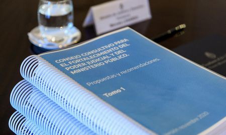 El presidente Alberto Fernández recibió este jueves por la tarde en Casa Rosada el informe final del Consejo Consultivo para el Fortalecimiento del Poder Judicial y del Ministerio Público, con sus recomendaciones para mejorar el funcionamiento de la Justicia. El presidente Alberto Fernández recibió este jueves por la tarde en Casa Rosada el informe final del Consejo Consultivo para el Fortalecimiento del Poder Judicial y del Ministerio Público, con sus recomendaciones para mejorar el funcionamiento de la Justicia.