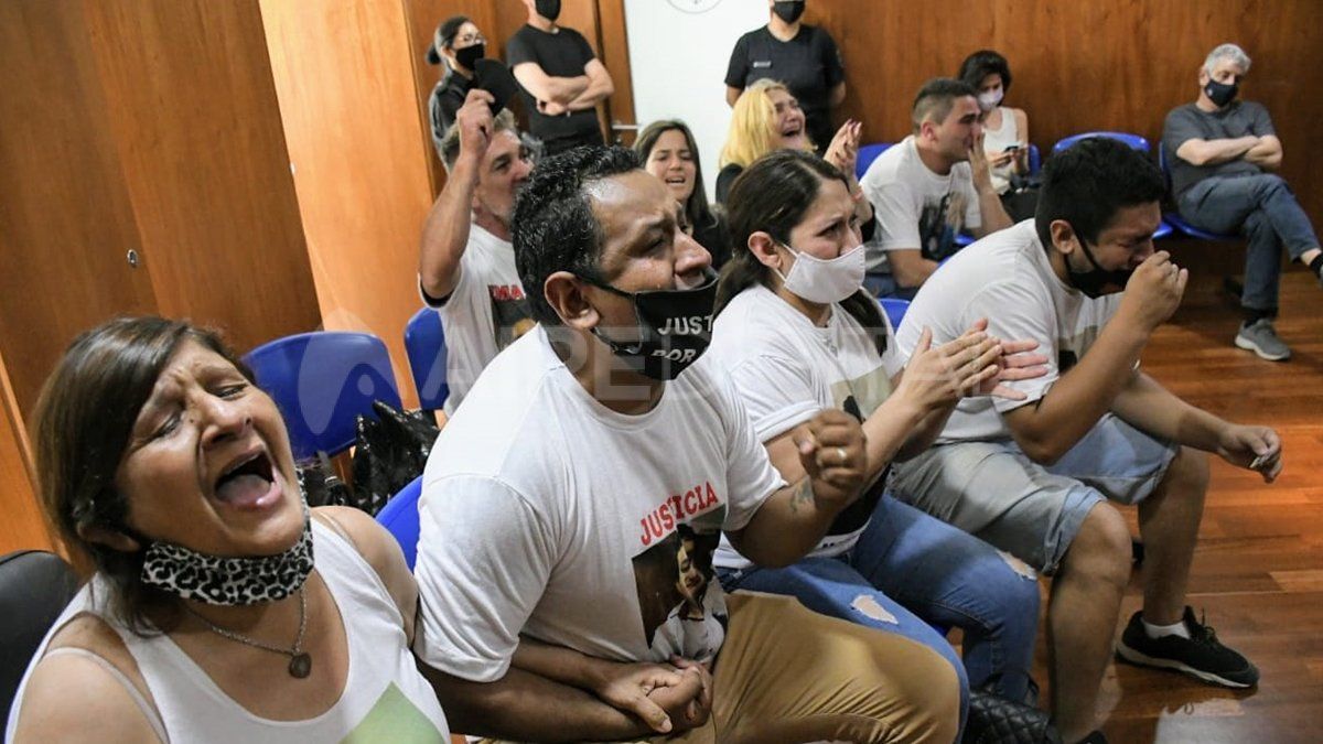 Desahogo. Los familiares de las víctimas tras escuchar la sentencia condenatoria del tribunal.&nbsp;