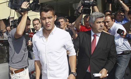 El futbolista Alexis Zárate fue detenido esta tarde en la localidad de Avellaneda tras sufrir un revés judicial por parte de la Suprema Corte de Justicia bonaerense. El futbolista Alexis Zárate fue detenido esta tarde en la localidad de Avellaneda tras sufrir un revés judicial por parte de la Suprema Corte de Justicia bonaerense.