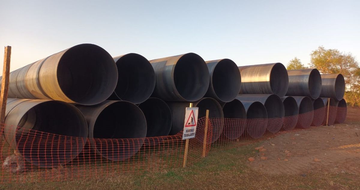 Los caños serán destinados a construir los pilotes donde se asentará la nueva toma de captación de agua sobre el río Santa Fe. Son 40 conductos de acero de 12 metros de largo y 1,50 metros de diámetro con un peso de 4 toneladas cada uno de ellos.