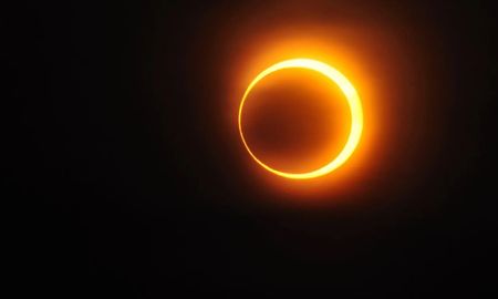 Durante un eclipse solar anular, como se muestra aquí, la Luna nunca bloquea completamente el Sol. Durante un eclipse solar anular, como se muestra aquí, la Luna nunca bloquea completamente el Sol.