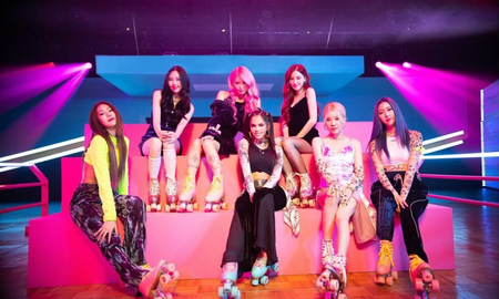 El grupo de Kpop, MOMOLAND, lanzó un nuevo sencillo digital en donde colaboró con la cantante latina. El grupo de Kpop, MOMOLAND, lanzó un nuevo sencillo digital en donde colaboró con la cantante latina.