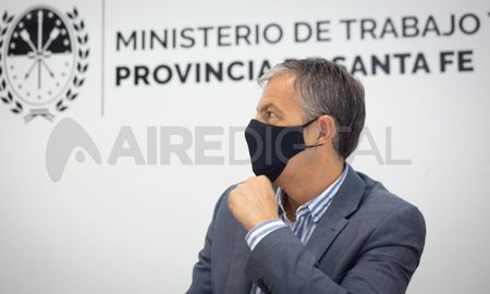 El ministro de TRabajo y Seguridad Social, Juan Manuel Pusineri, anunció que el Gobierno provincia ofreció un 35% de aumento a los docentes en 3 tramos. El ministro de TRabajo y Seguridad Social, Juan Manuel Pusineri, anunció que el Gobierno provincia ofreció un 35% de aumento a los docentes en 3 tramos.