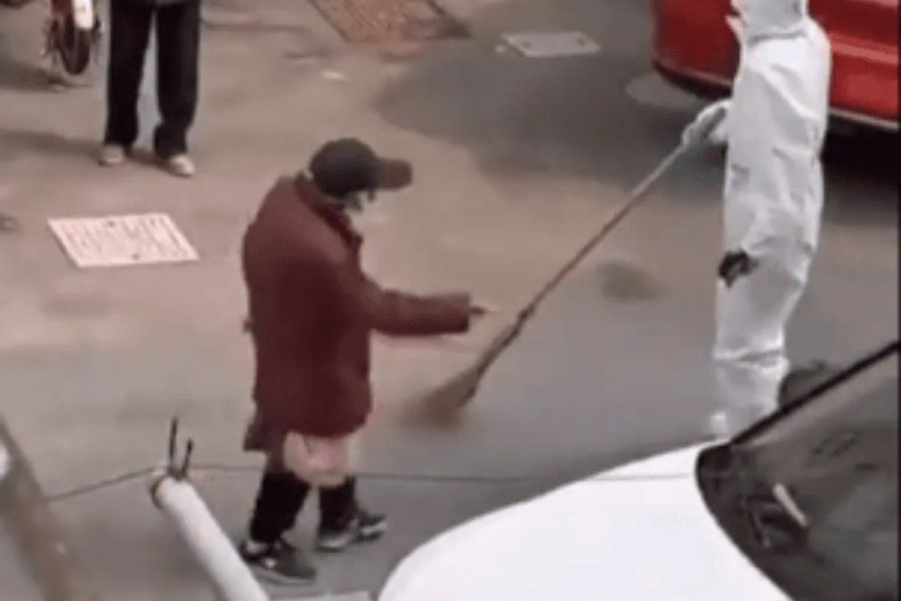 Confinamiento en Shangai: una abuelita de 95 años se enfrentó a seis hombres que querían encerrarla