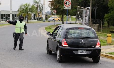 Un inspector municipal controla la circulación del tránsito en el ingreso a la Costanera Este. Un inspector municipal controla la circulación del tránsito en el ingreso a la Costanera Este.