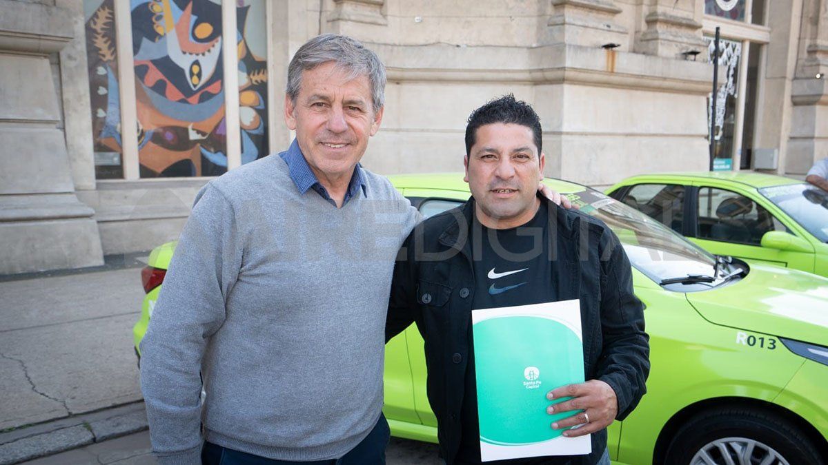 En septiembre, el intendente Emilio Jatón, entregó licencias a taxistas y remiseros.