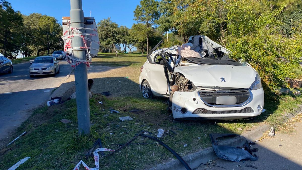 Santa Fe: perdió el control del auto, chocó contra un poste y quedó atrapado dentro del vehículo