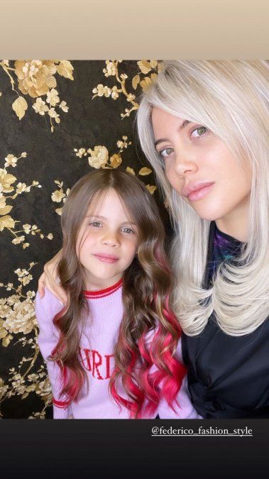 Wanda Nara tiñó el cabello de Francesca Icardi de fucsia y le llovieron las criticas