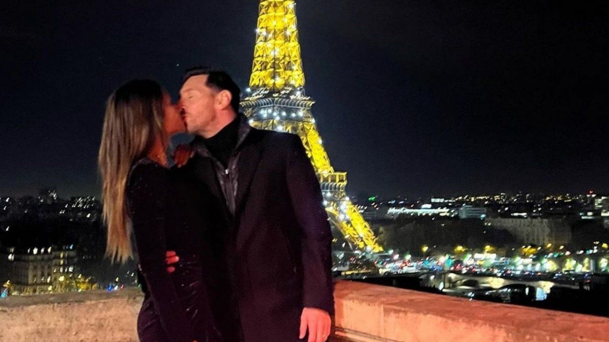 Lionel Messi y su esposa se grabaron apasionados con la Torre Eiffel de fondo durante una cena romántica