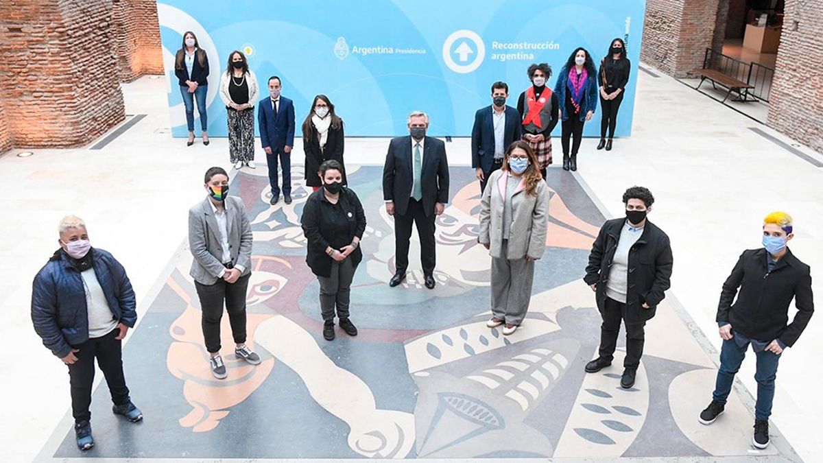 El objetivo con este nuevo DNI es garantizar el derecho a la identidad de género de las personas que no se autoperciben ni femeninas ni masculinas.