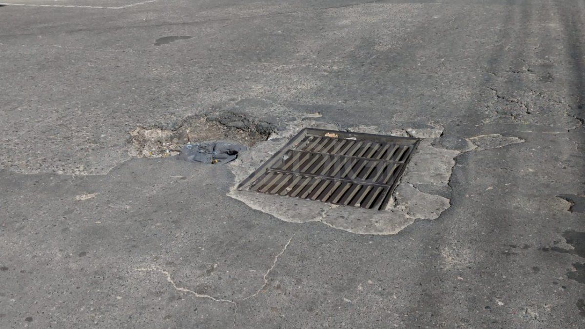 Dentro del pozo hay una bolsa de consorcio con basura