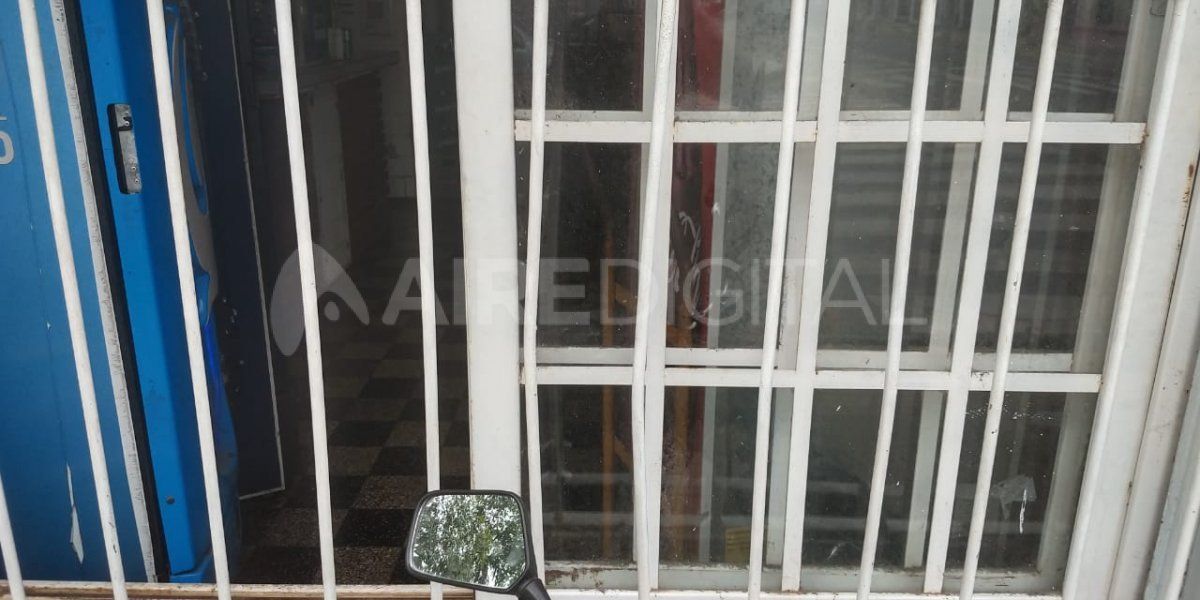 Los ladrones rompieron una reja de la ventana para ingresar al local