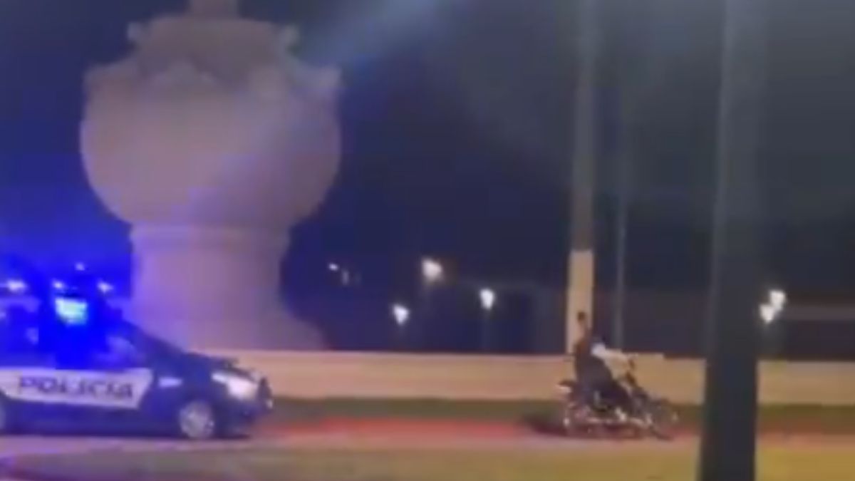 El insólito momento en que un patrullero persigue a una moto en una rotonda.