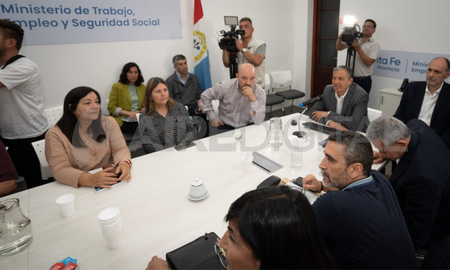 Este lunes se reanudaron las negociaciones salariales entre el gobierno provincial y los docentes de Amsafé. Este lunes se reanudaron las negociaciones salariales entre el gobierno provincial y los docentes de Amsafé.
