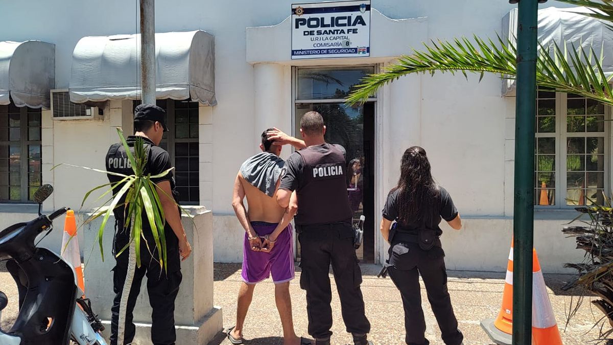 La policía trasladó hasta la Comisaría al principal sospechoso. La policía trasladó hasta la Comisaría al principal sospechoso.