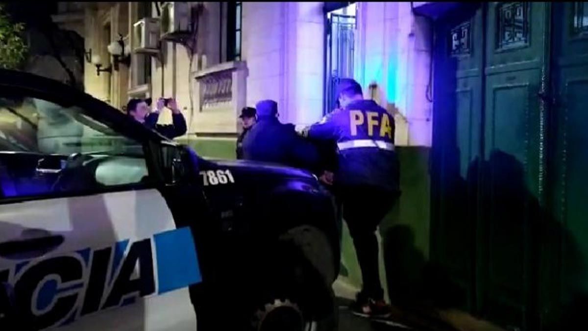 Desbaratan banda que roba en comercios porte&ntilde;os y secuestran casi 250 bater&iacute;as de autos