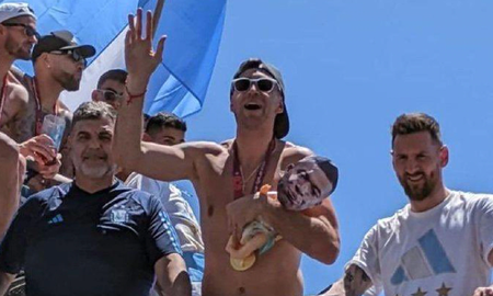 Gran indignación de los franceses, por las fotos del Dibu Martínez haciendo upa a Mbappé Gran indignación de los franceses, por las fotos del Dibu Martínez haciendo upa a Mbappé