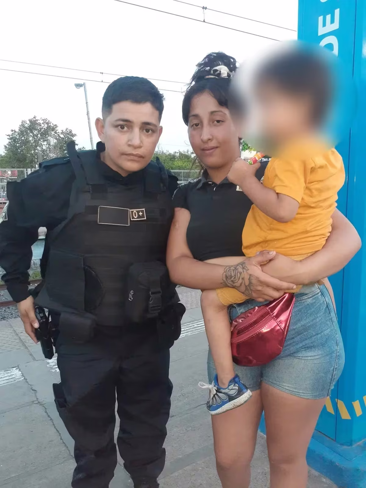 La madre del niño junto a la oficial que rescató a su hijo. La madre del niño junto a la oficial que rescató a su hijo.