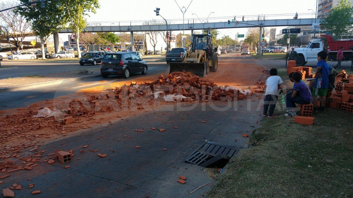 Así quedó el carril central tras el vuelco de la carga de un camión.&nbsp;