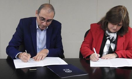 El presidente de la Bolsa de Comercio de Rosario, Miguel Simioni, junto a la ministra de Educación de Santa Fe, Adriana Cantero. El presidente de la Bolsa de Comercio de Rosario, Miguel Simioni, junto a la ministra de Educación de Santa Fe, Adriana Cantero.