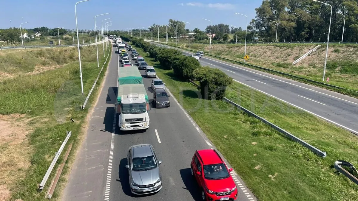 El sábado por la mañana hubo filas de vehículos que superaron los tres kilómetros para ingresar a la ciudad de Santa Fe por autopista. El sábado por la mañana hubo filas de vehículos que superaron los tres kilómetros para ingresar a la ciudad de Santa Fe por autopista.