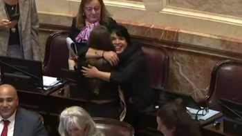 Alicia Kirchner celebró con abrazos y sonrisas el rechazo de la Ley de Ficha Limpia: el video que generó indignación