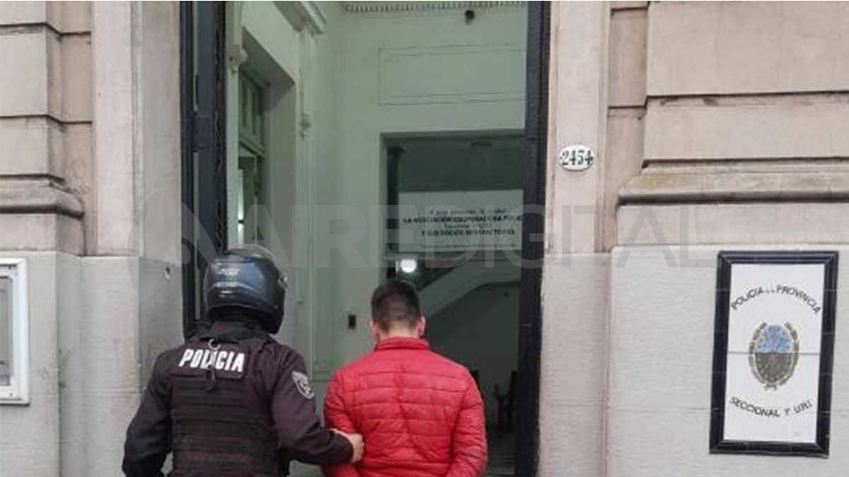 Detuvieron a un joven de 21 años que le robó la moto a una mujer de 35 en Suipacha 2900.