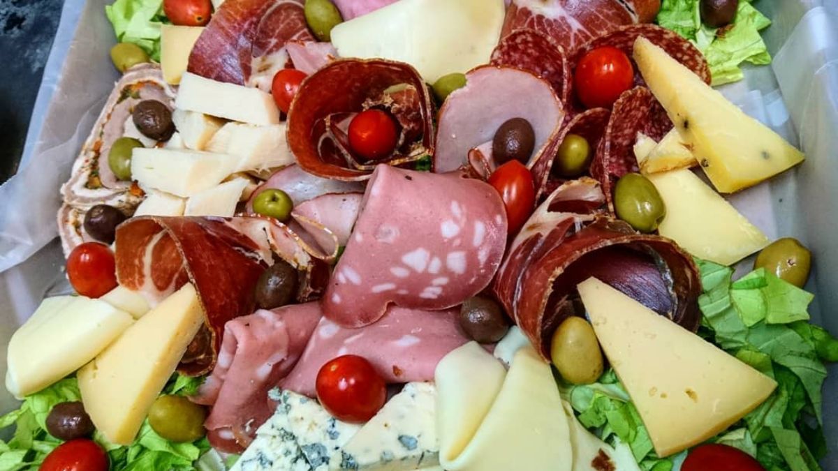 Las opciones de picadas que ofrecen una variedad de carnes, embutidos y más. Las opciones de picadas que ofrecen una variedad de carnes, embutidos y más.