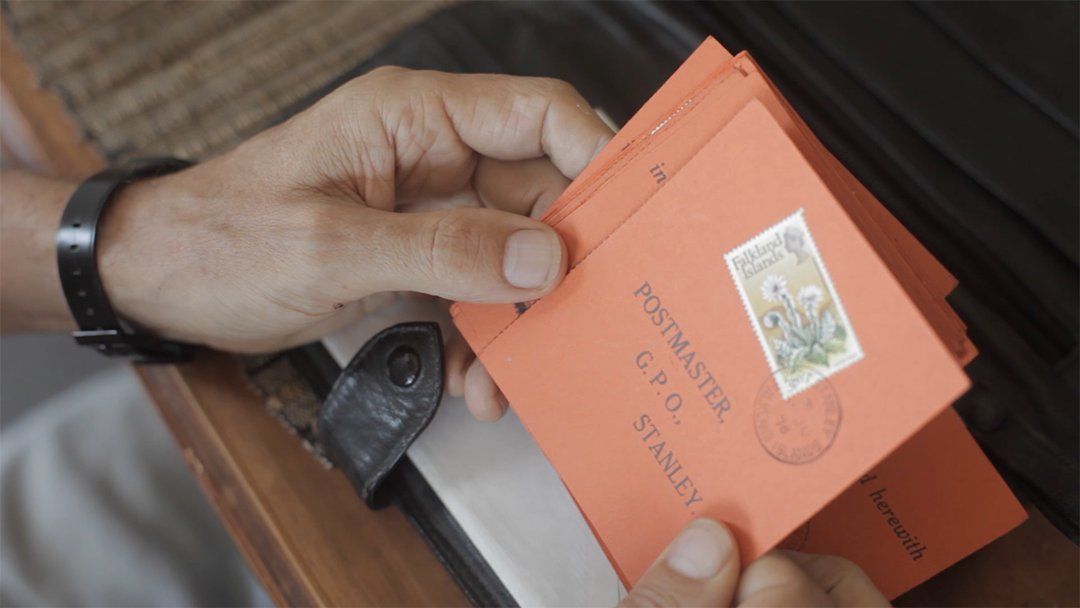 Fabián trabajó en el correo desde las Islas Malvinas y su familia en el continente recibía las cartas que él y el resto de soldados enviaban.