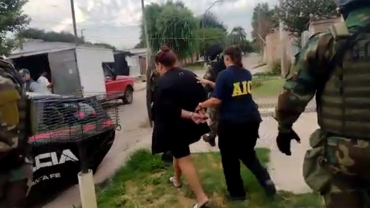 El momento en que la mujer fue detenida por las investigadores del área de homicidios.&nbsp;