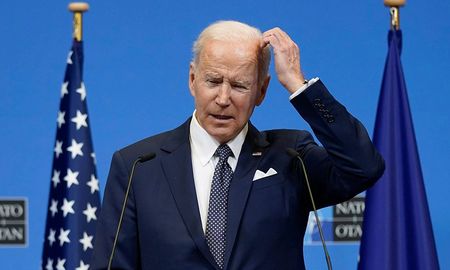 Biden sigue mostrando signos de confusión y olvido. Biden sigue mostrando signos de confusión y olvido.