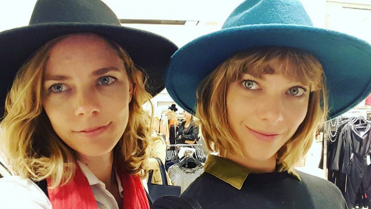 Laura Laprida junto a su hermana Geñi, que murió en 2018.