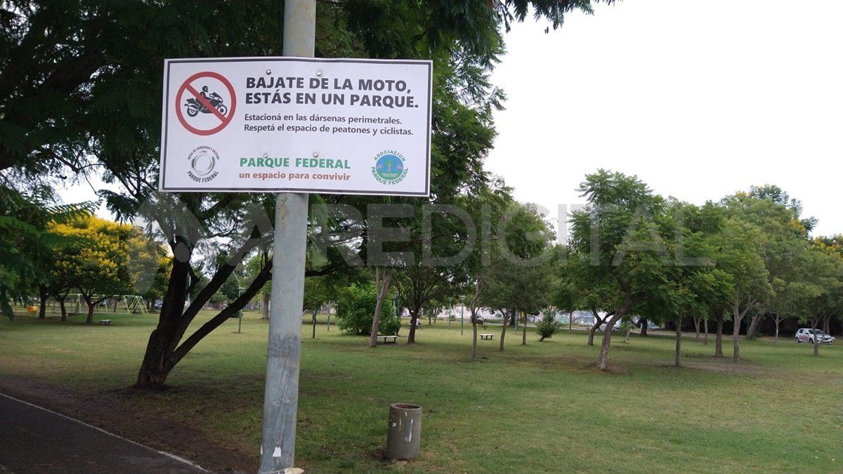 La naturalización de las motos que invaden el espacio es cada vez peor, esto se refleja a través de los carteles indicativos que se instalaron en el predio en los cuales se pide a los motociclistas que no utilicen los vehículos para circular por la bicisenda.