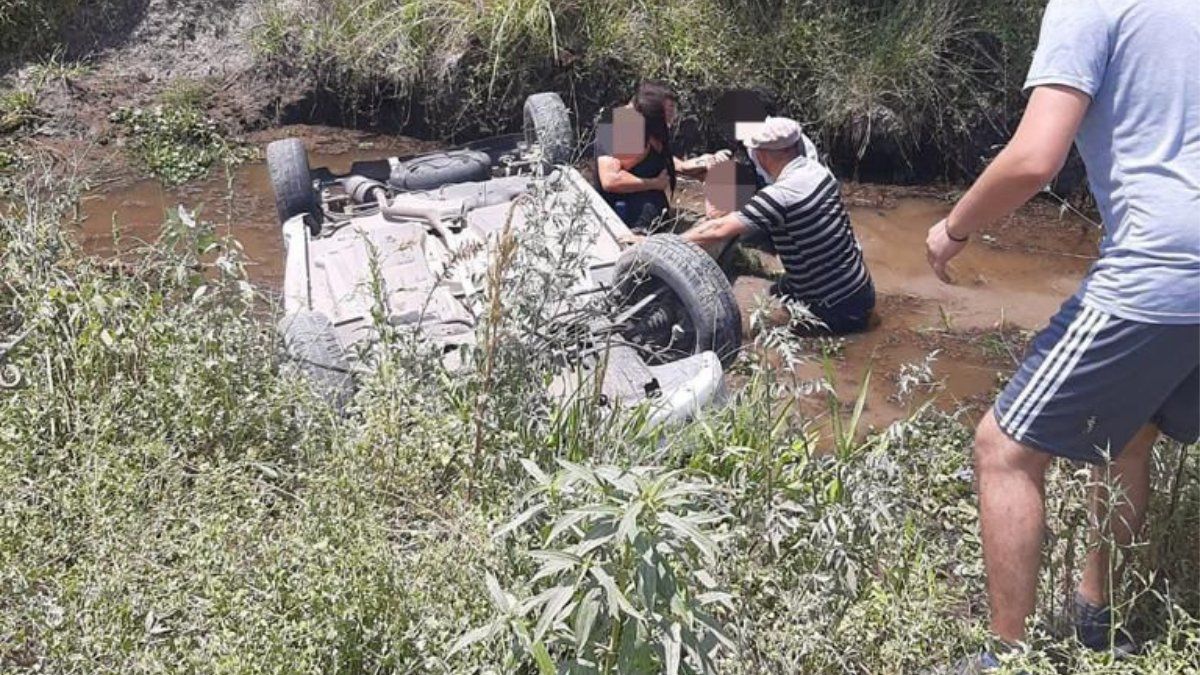 La mujer y su hija lograron salvar de milagro su vida gracias al rápido accionar policial.