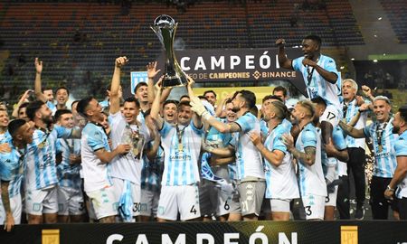 Racing derrotó 2-1 a Boca Juniors en un partido cargado de expulsados y se quedó con el Trofeo de Campeones. Racing derrotó 2-1 a Boca Juniors en un partido cargado de expulsados y se quedó con el Trofeo de Campeones.