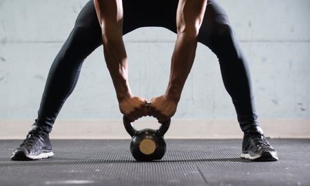 Cinco ejercicios que te ayudarán a quemar más grasa en el gimnasio