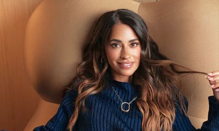 Antonela Roccuzzo lució un vestido blanco ajustado y joyas para una campaña de Navidad Antonela Roccuzzo lució un vestido blanco ajustado y joyas para una campaña de Navidad