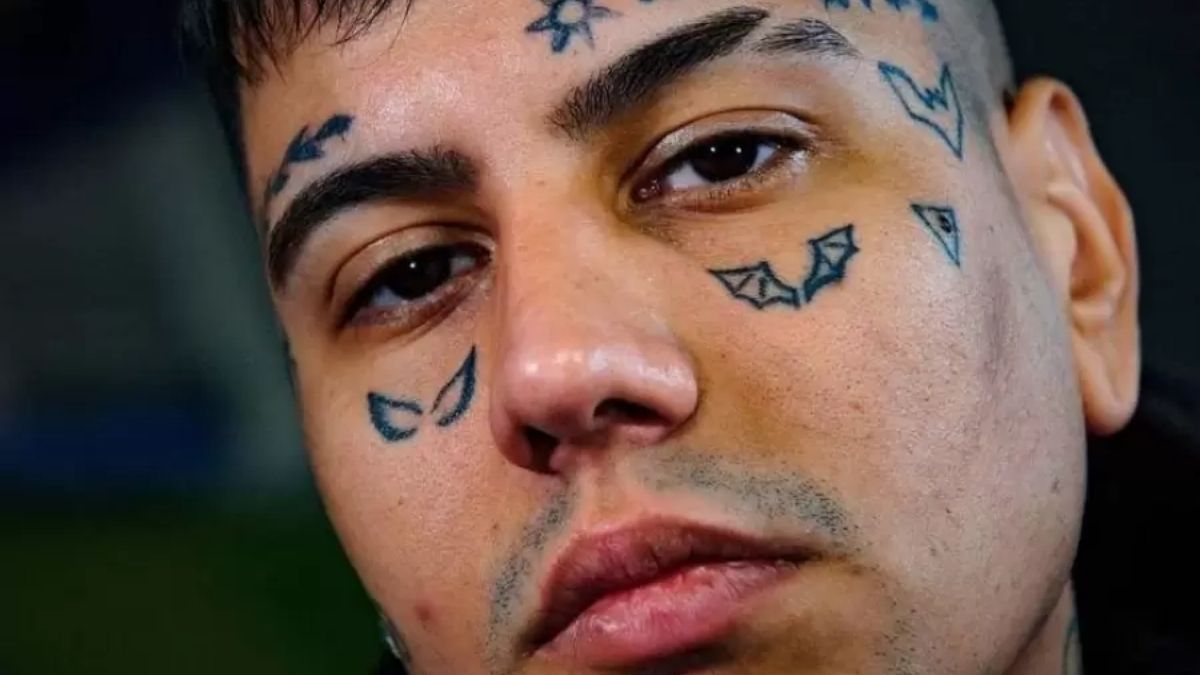 El reclamo también incluye el uso de los diseños en colaboraciones con Adidas, New Era y Netflix.