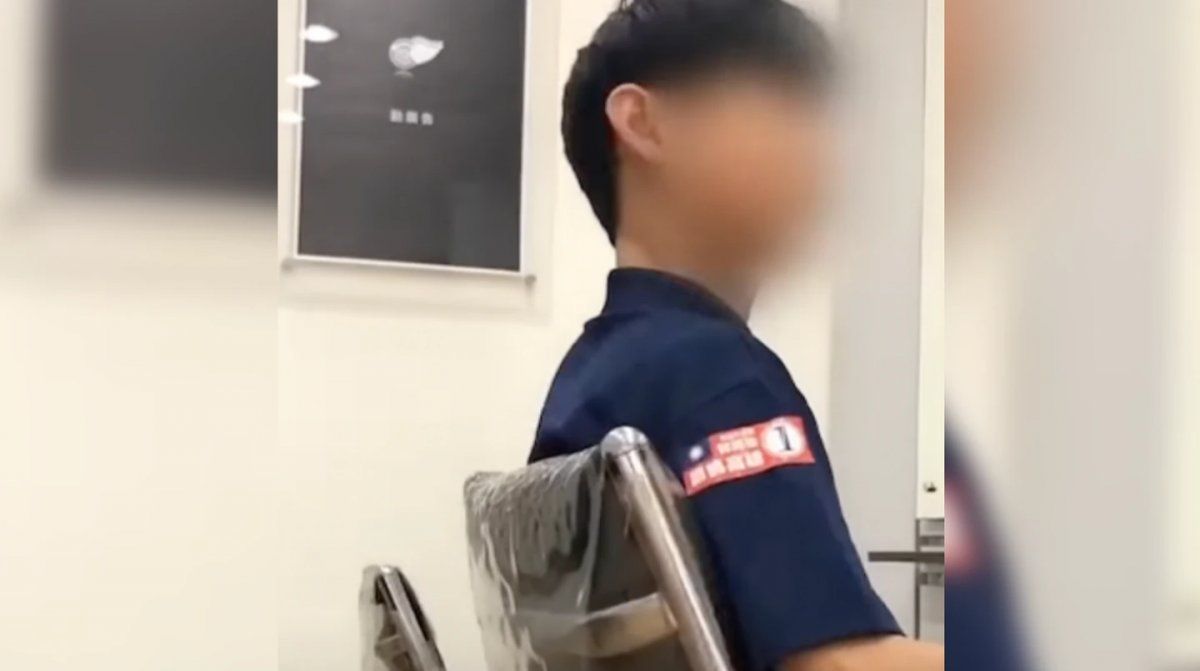 El joven no se lo esperaba.