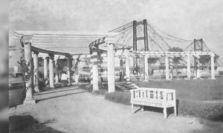 Así se veía el Parque Oroño, cuando éste y el Puente Colgante – al fondo – estaban a su esplendor. Así se veía el Parque Oroño, cuando éste y el Puente Colgante – al fondo – estaban a su esplendor.