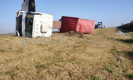 Tres camiones y una camioneta chocaron en la autopista a Buenos Aires: hay dos muertos. Tres camiones y una camioneta chocaron en la autopista a Buenos Aires: hay dos muertos.